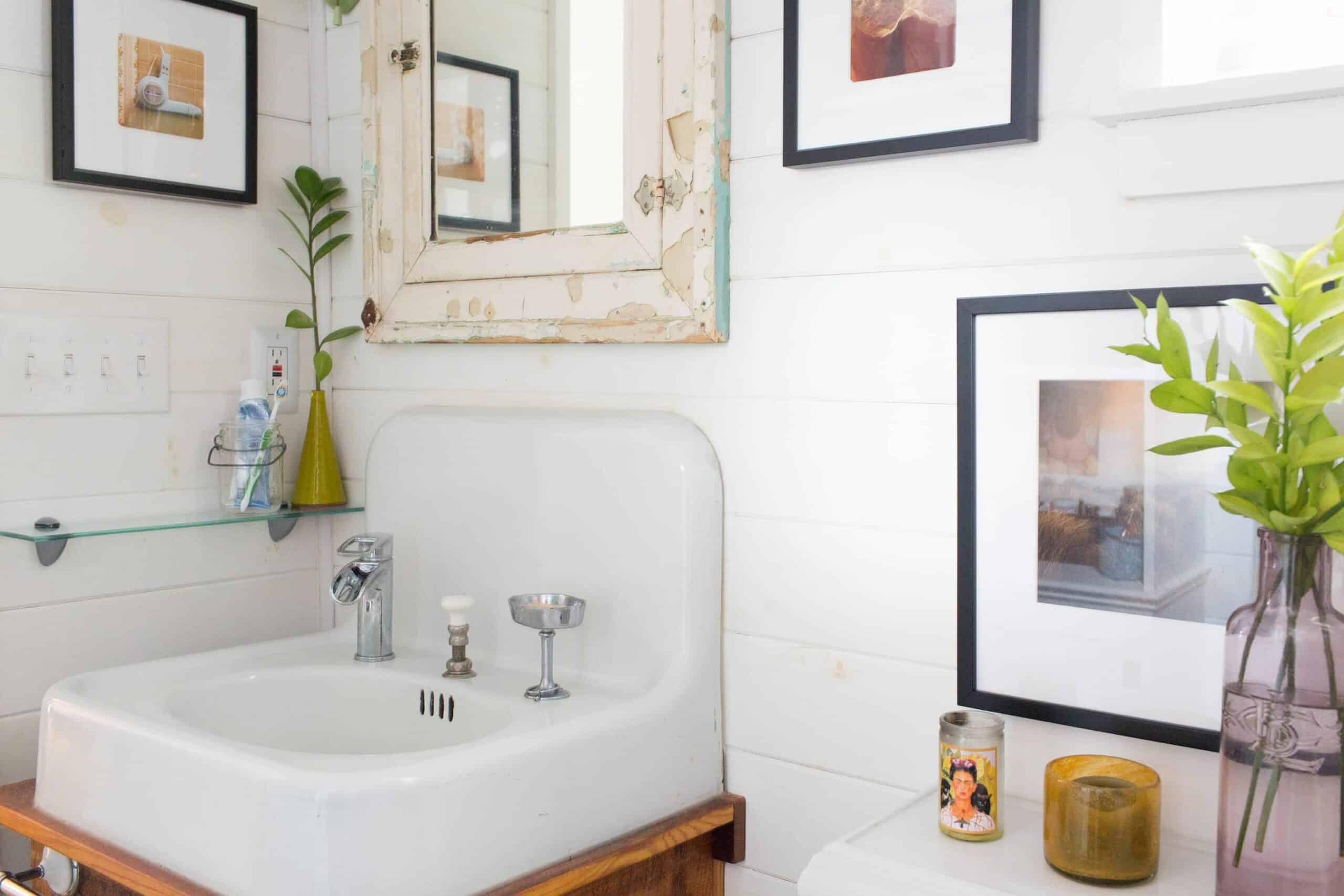 17 formas de incorporar almacenamiento a las paredes de tu baño