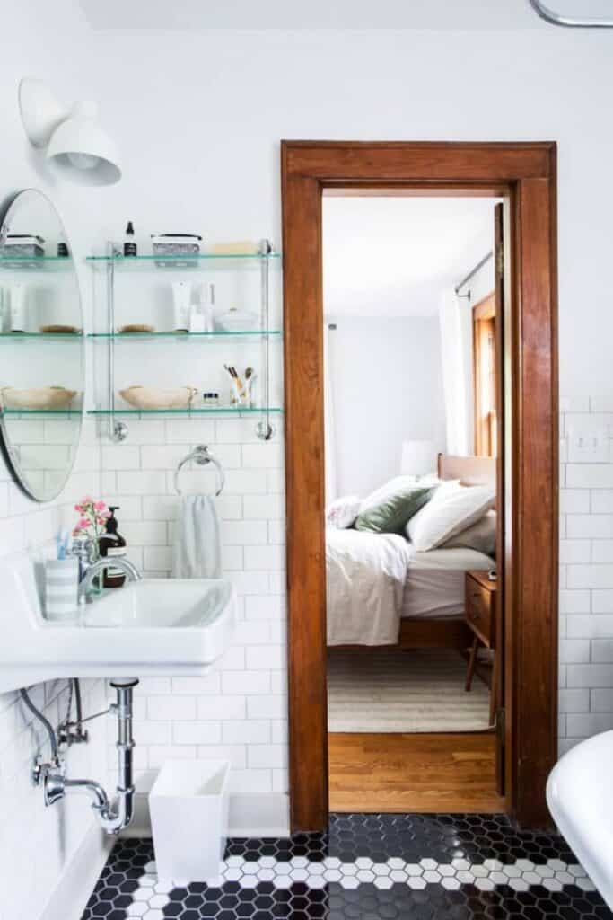 17 formas de incorporar almacenamiento a las paredes de tu baño