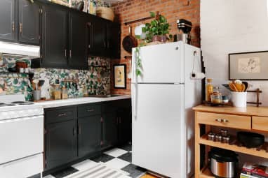 Este incómodo problema de distribución del departamento tiene solución: así se puede lidiar con un refrigerador solitario y aislado.